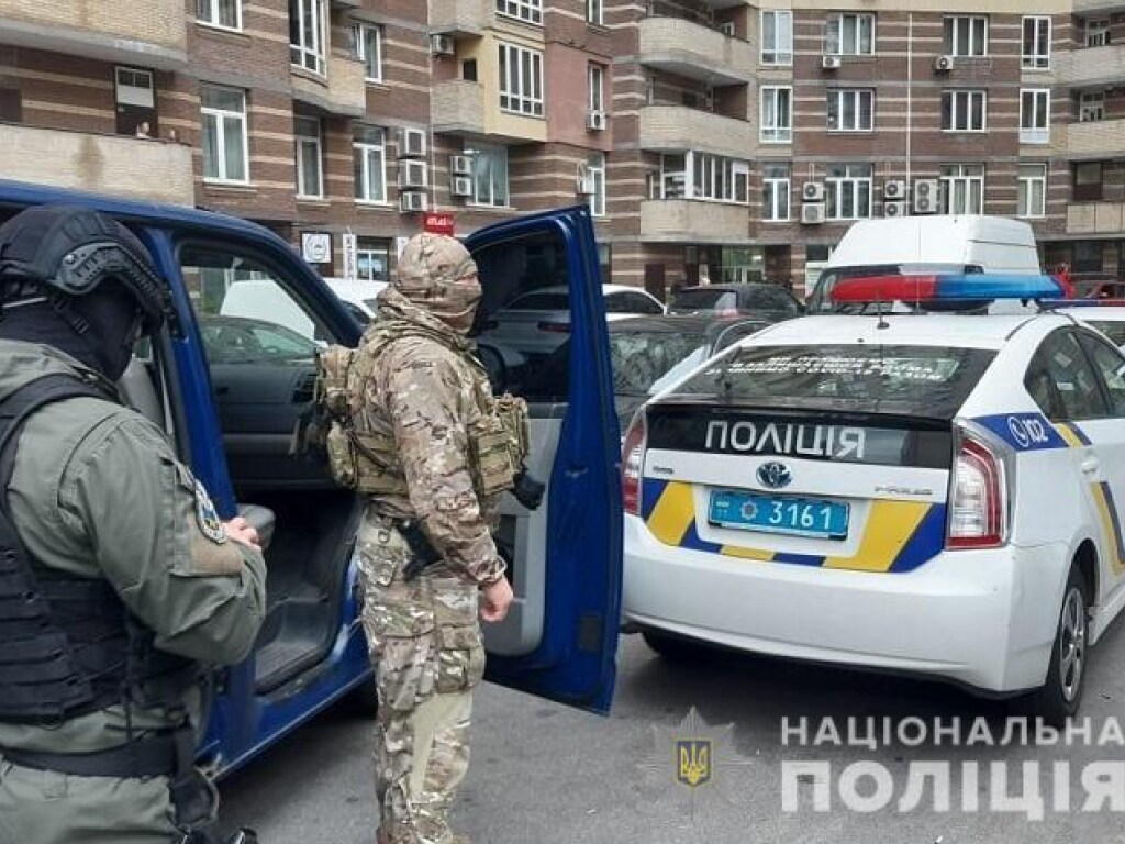 На Позняках в Киеве спецназ провел операцию по задержанию опасного мошенника (ФОТО, ВИДЕО)