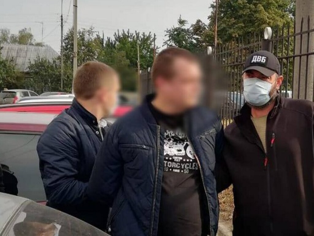 В Черкассах у здания полиции задержали сбытчика наркотиков (ФОТО)