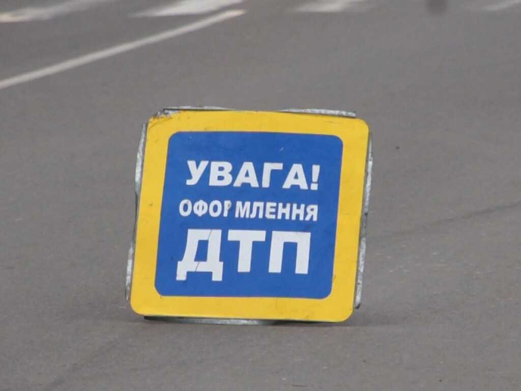 Под Киевом Mercedes врезался в микроавтобус и отбойник (ВИДЕО)
