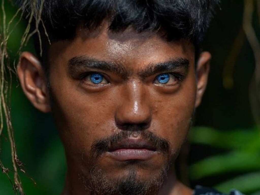 В Индонезии обнаружили племя людей с аномально синими глазами (ФОТО)