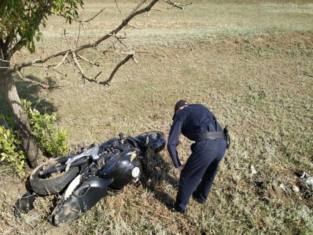 Смертельно ДТП на Херсонщине: парень на мотоцикле съехал в кювет и врезался в дерево (ФОТО)