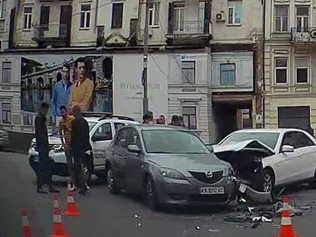 На Бессарабке в Киеве произошло ДТП: у авто значительные повреждения (ФОТО)