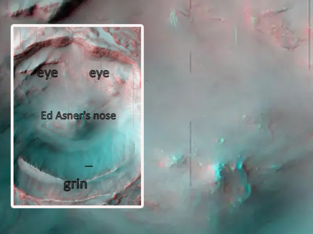 Аппарат запечатлел «ухмыляющееся лицо» на поверхности Марса (ФОТО)