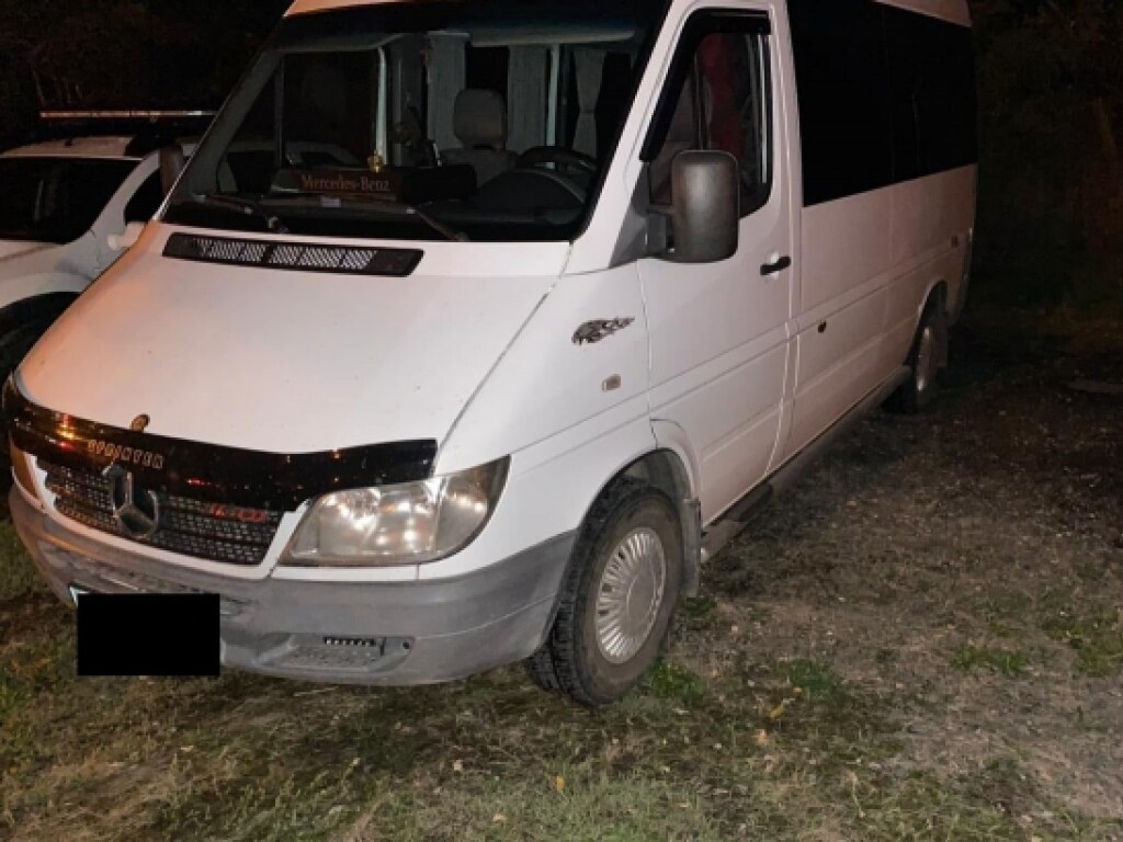 На границе с Румынией задержали украинца на угнанном Mercedes (ФОТО)