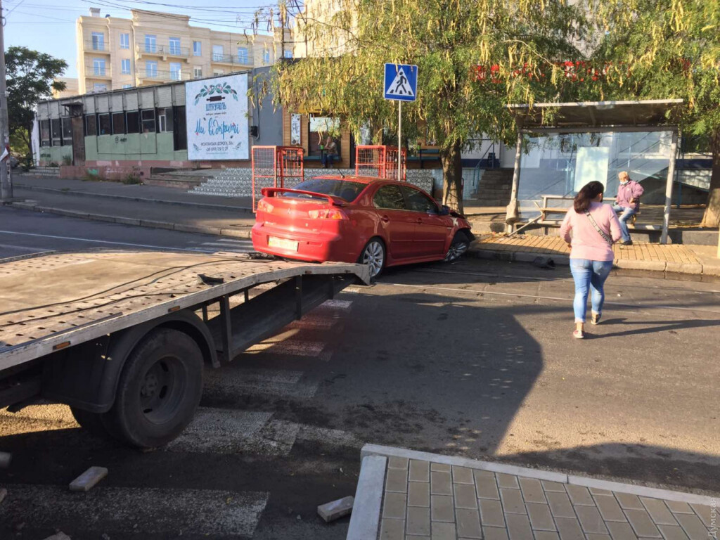 В Одессе авто Mitsubishi врезалось в трамвайную остановку (ФОТО)
