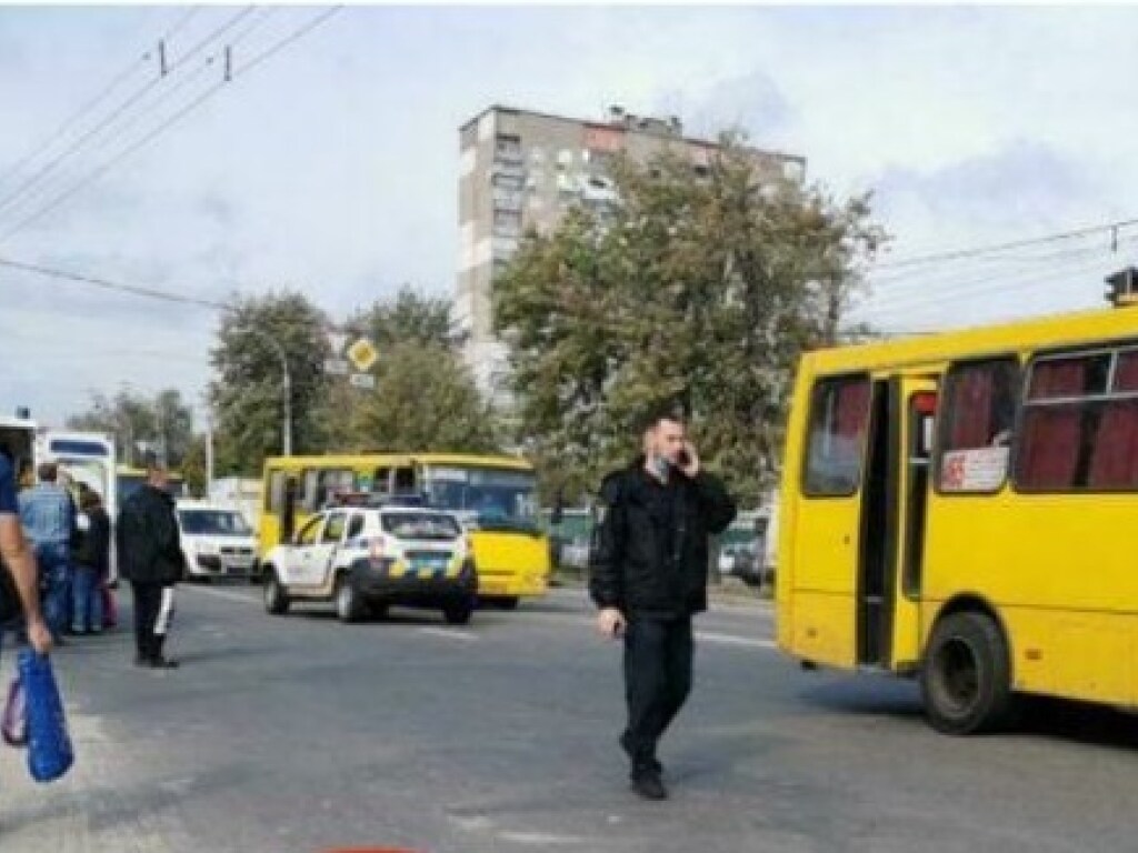 В Киеве на Виноградаре маршрутка сбила троих человек: один погиб, двое пострадавших (ФОТО)