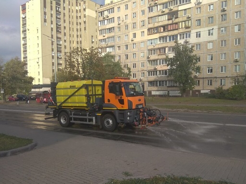 В Киеве коммунальщики возобновили обработку тротуаров дезинфицирующими средствами (ФОТО)