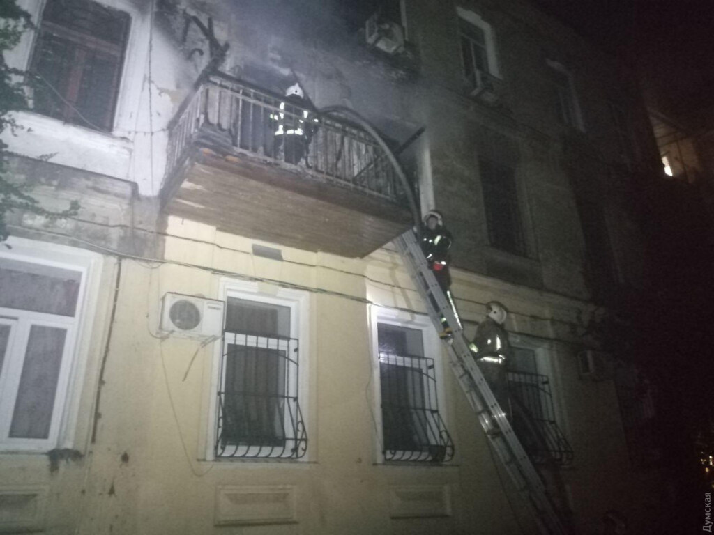 В Одессе в результате пожара в жилом доме пострадала девушка (ФОТО)