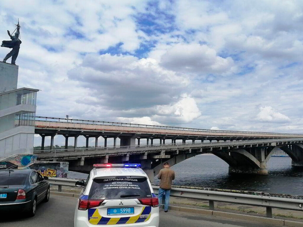 В Киеве мужчина грозился прыгнуть с моста Метро, если его не найдет полиция (ВИДЕО)