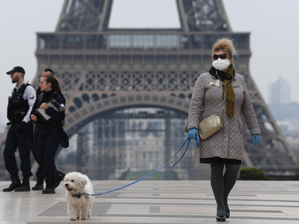 Правительство Франции объявило Париж зоной с наивысшей опасностью по распространению коронавируса