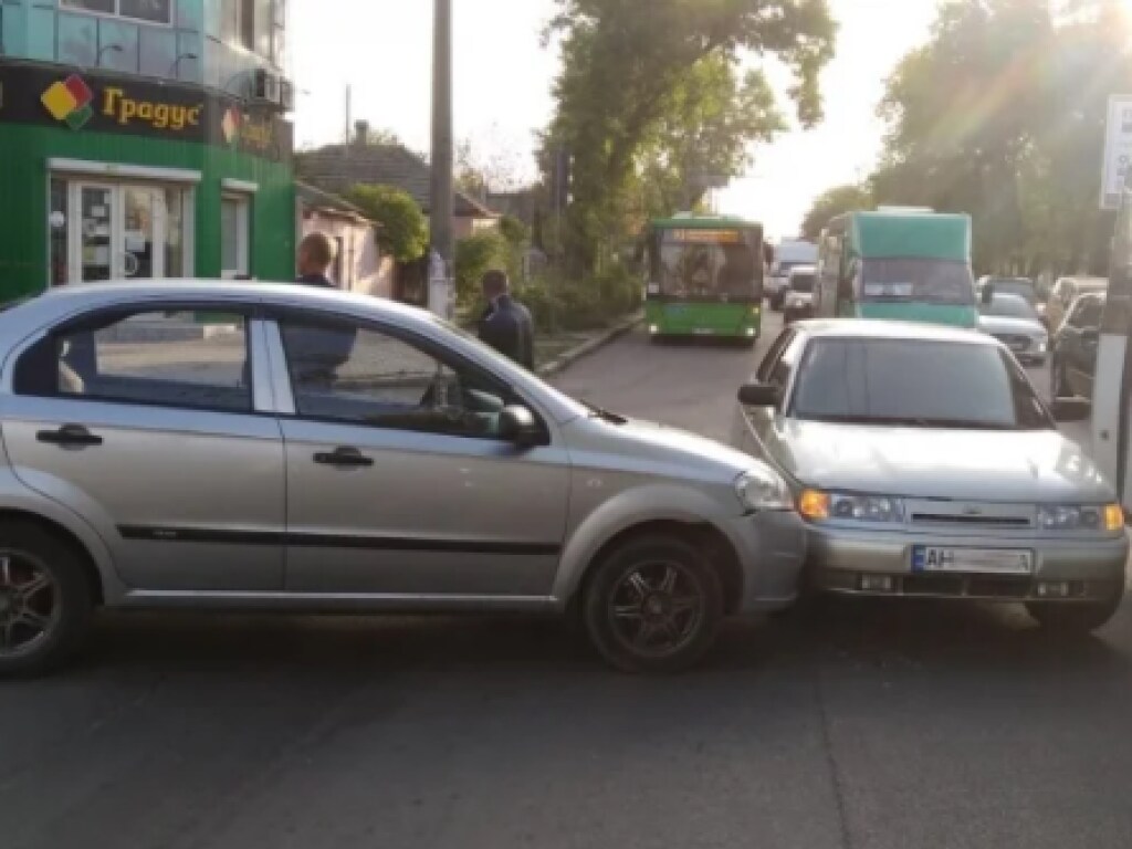 На проспекте в Николаеве не поделили дорогу ВАЗ и Chevrolet (ФОТО)