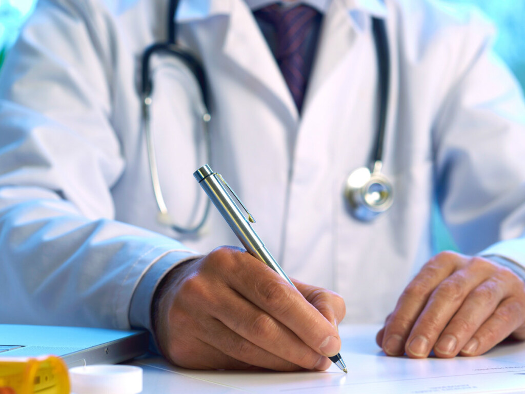 Медучреждения уже получили более 670 миллионов гривен на выплаты врачам повышенной зарплаты за сентябрь – Шмыгаль