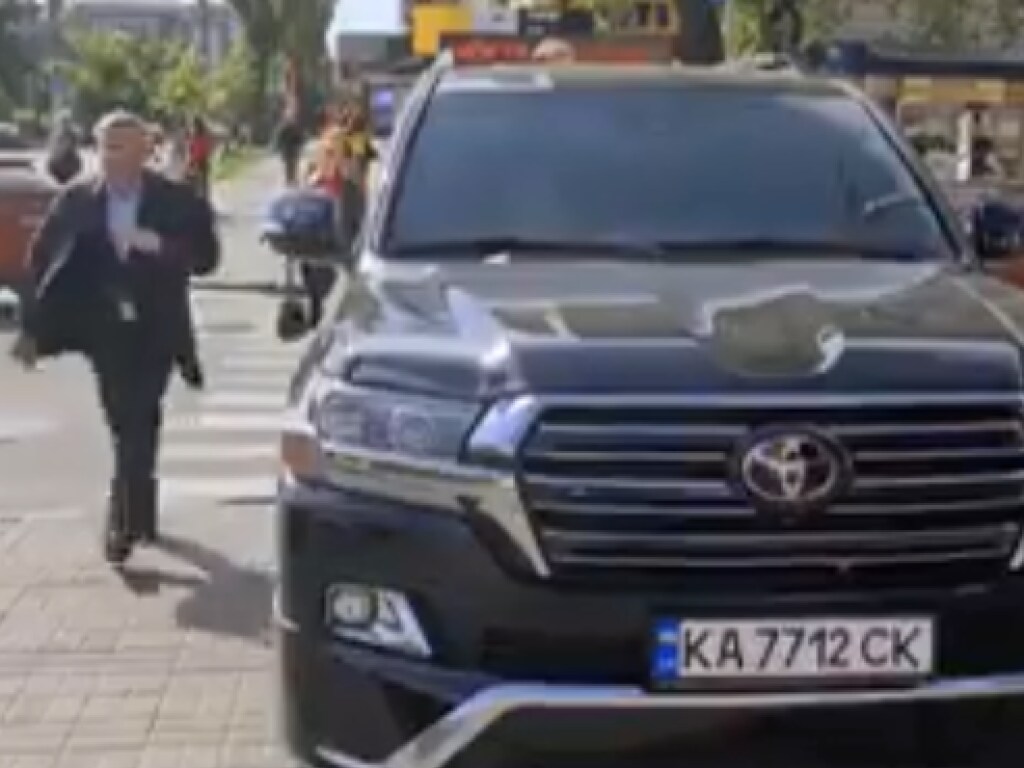 В центре Киева внедорожник Toyota припарковался на переходе (ФОТО, ВИДЕО)