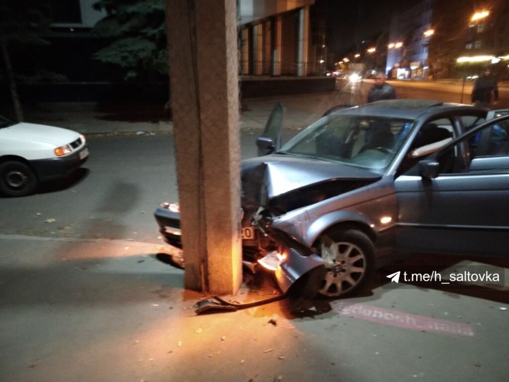 В центре Харькова водитель BMW протаранил столб (ФОТО)