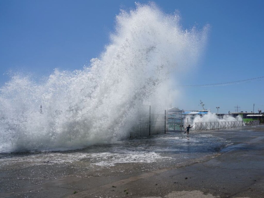 В течение суток в Азовском море ожидаются полутораметровые волны