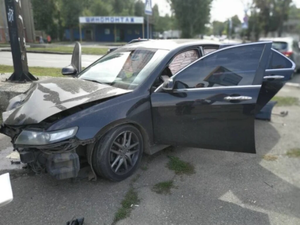 После столкновения с Hyundai в Николаеве Honda вылетела на тротуар (ФОТО)