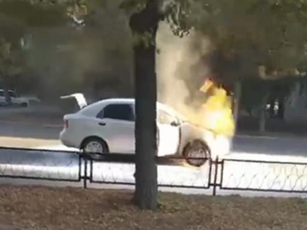 На Харьковщине на ходу загорелся автомобиль (ФОТО)
