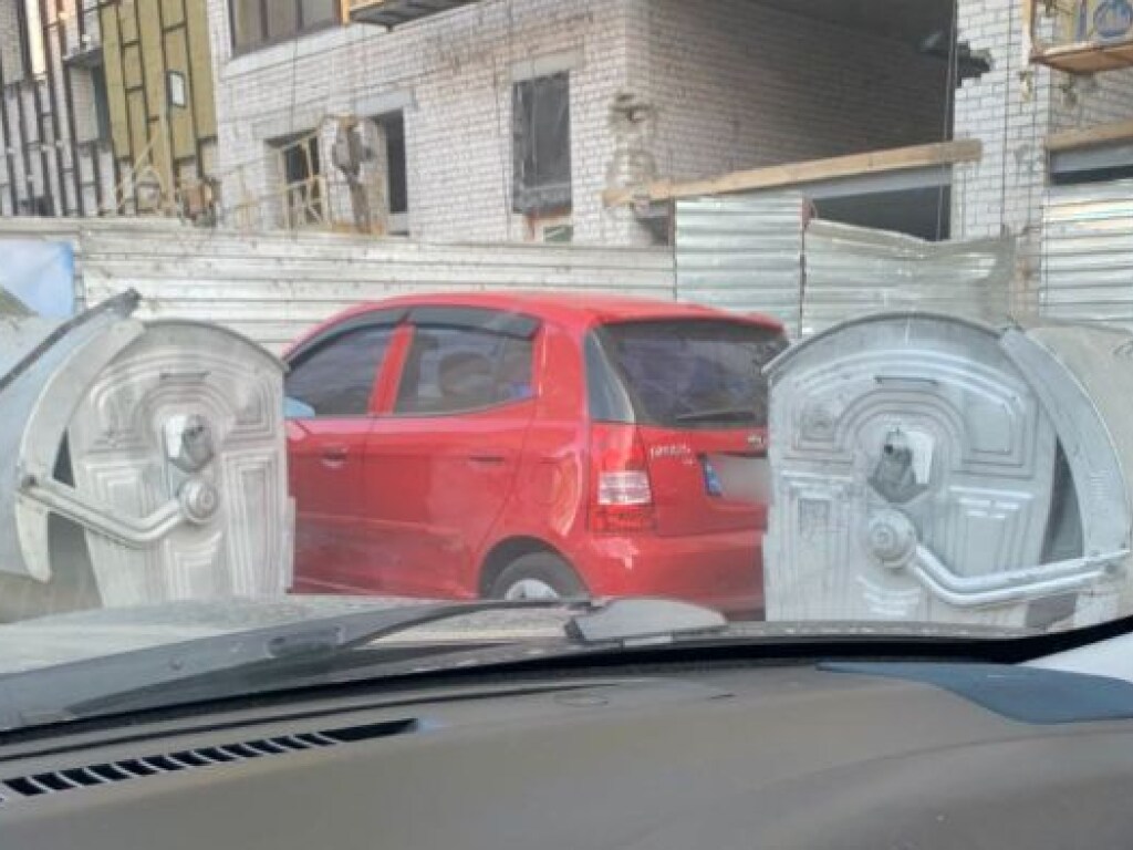Автохама на Kia заблокировали мусорными баками в Харькове (ФОТО)