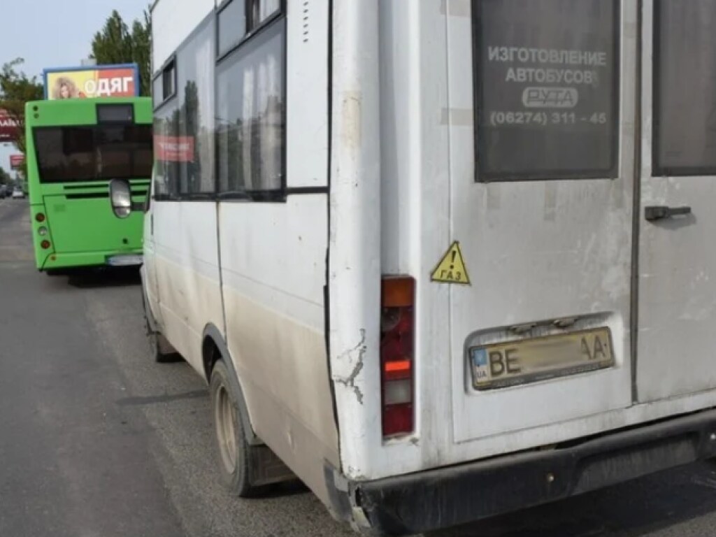 В Николаеве автобус врезался в маршрутку из-за неожиданного маневра (ФОТО)