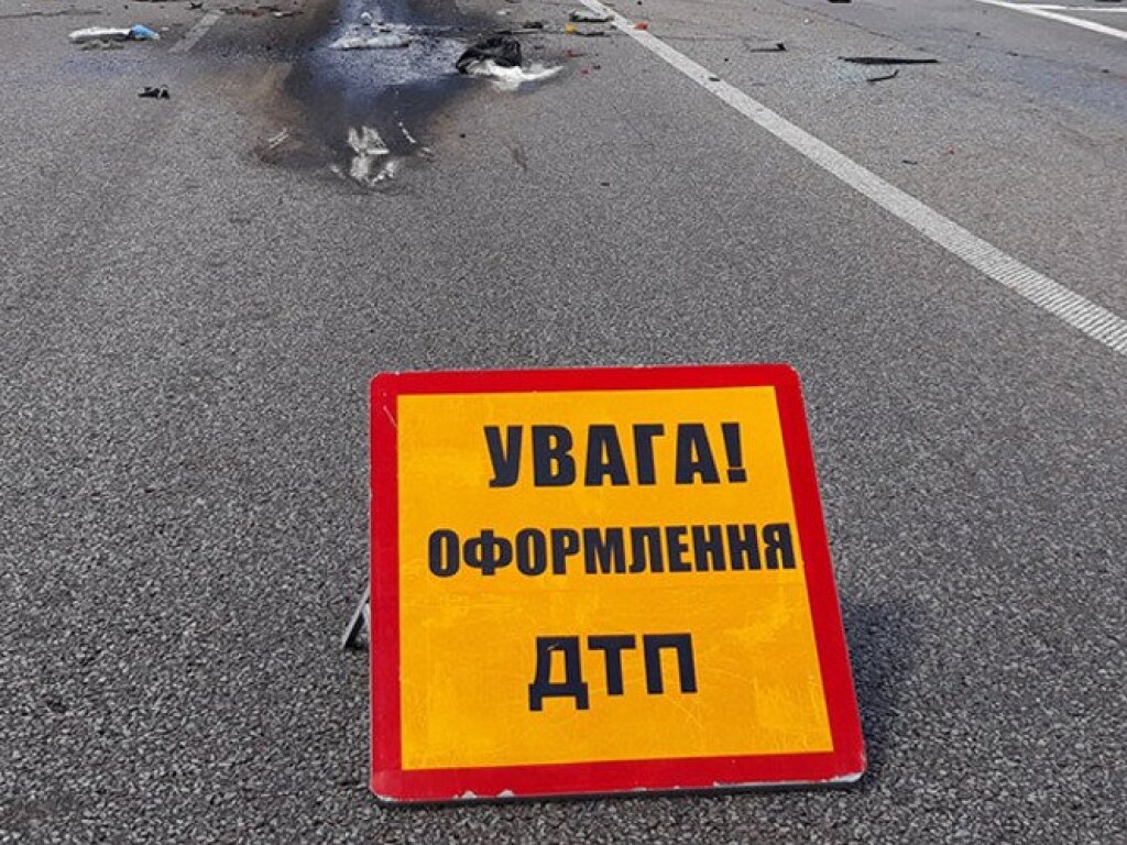 На Петровке в Киеве на оживленном проспекте столкнулись микроавтобус и Mercedes (ФОТО)