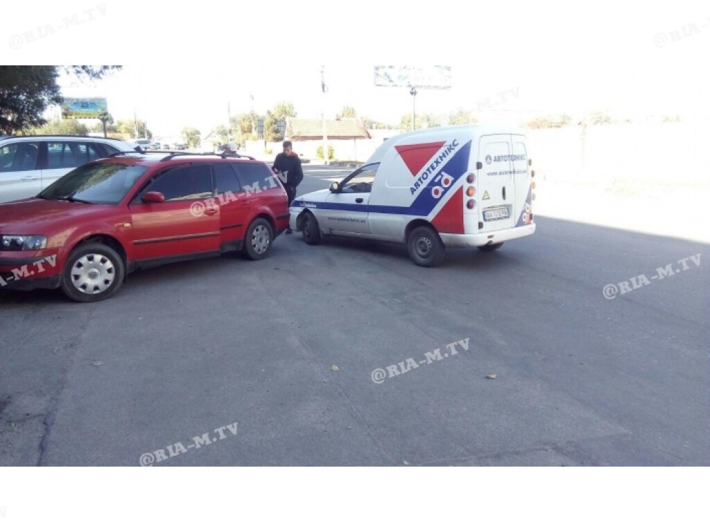 В Мелитополе дорогу не поделили универсал и фургон (ФОТО)