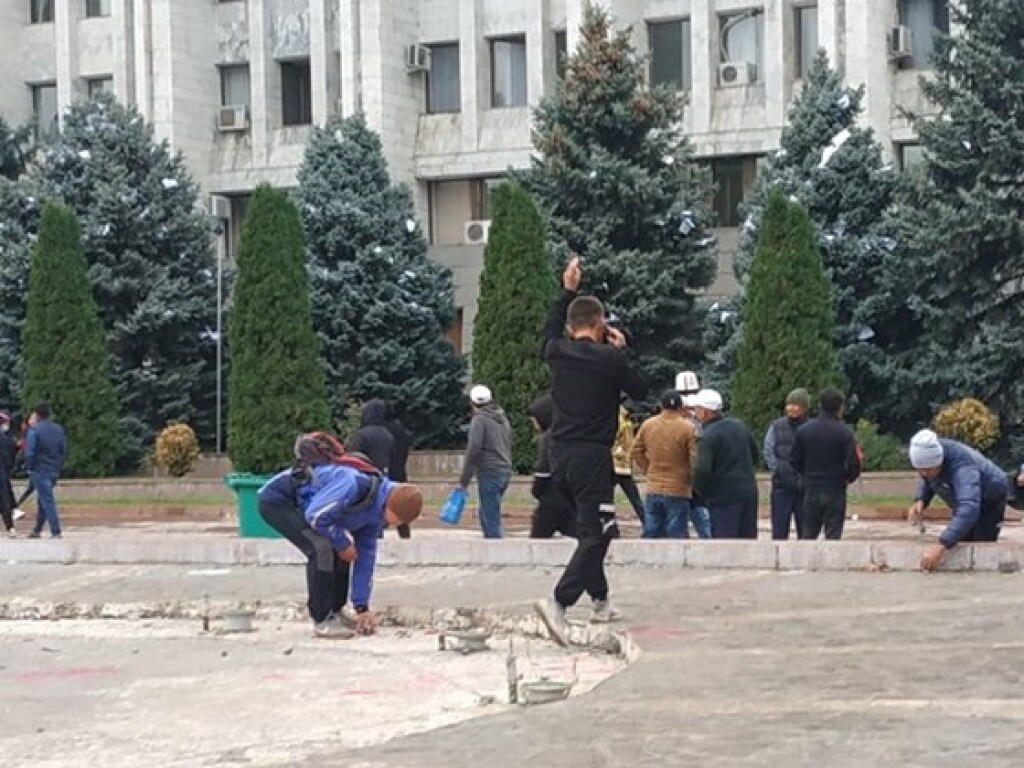 Протесты в Киргизии: горящий Белый дом и освобождение Атамбаева (ФОТО, ВИДЕО)