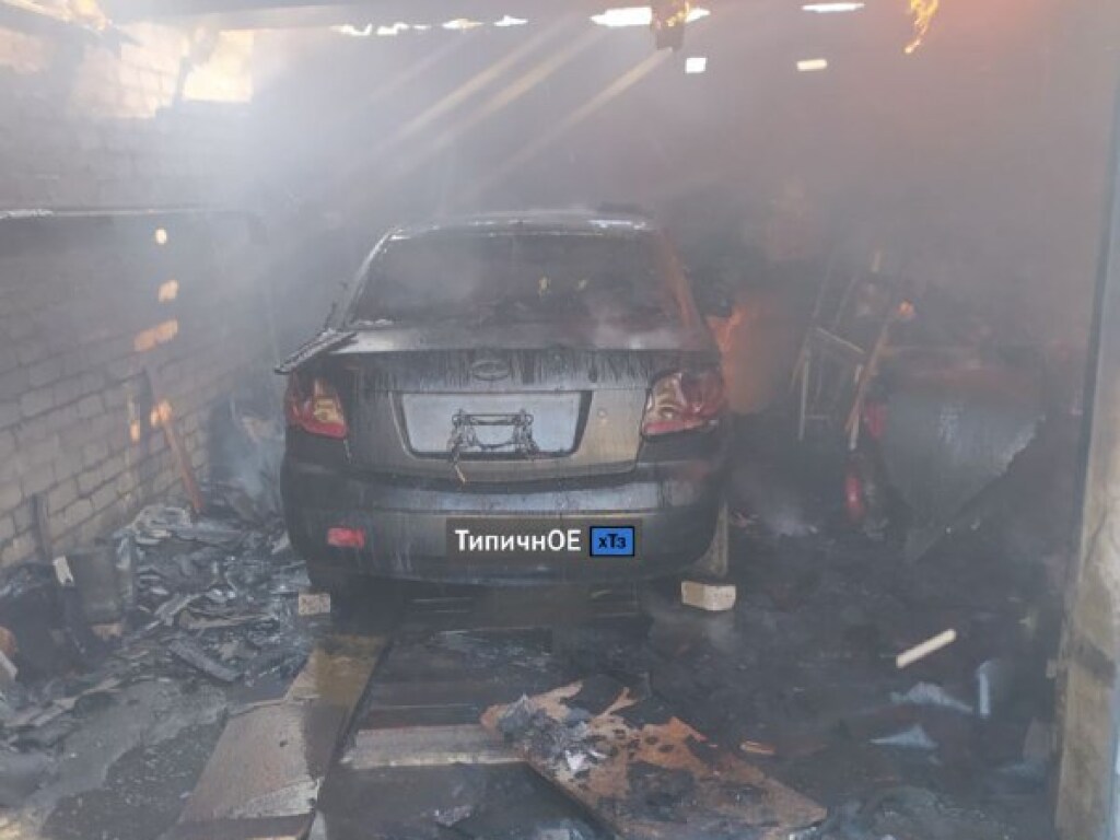 В Харькове горели гаражи: огонь уничтожил несколько авто (ФОТО)