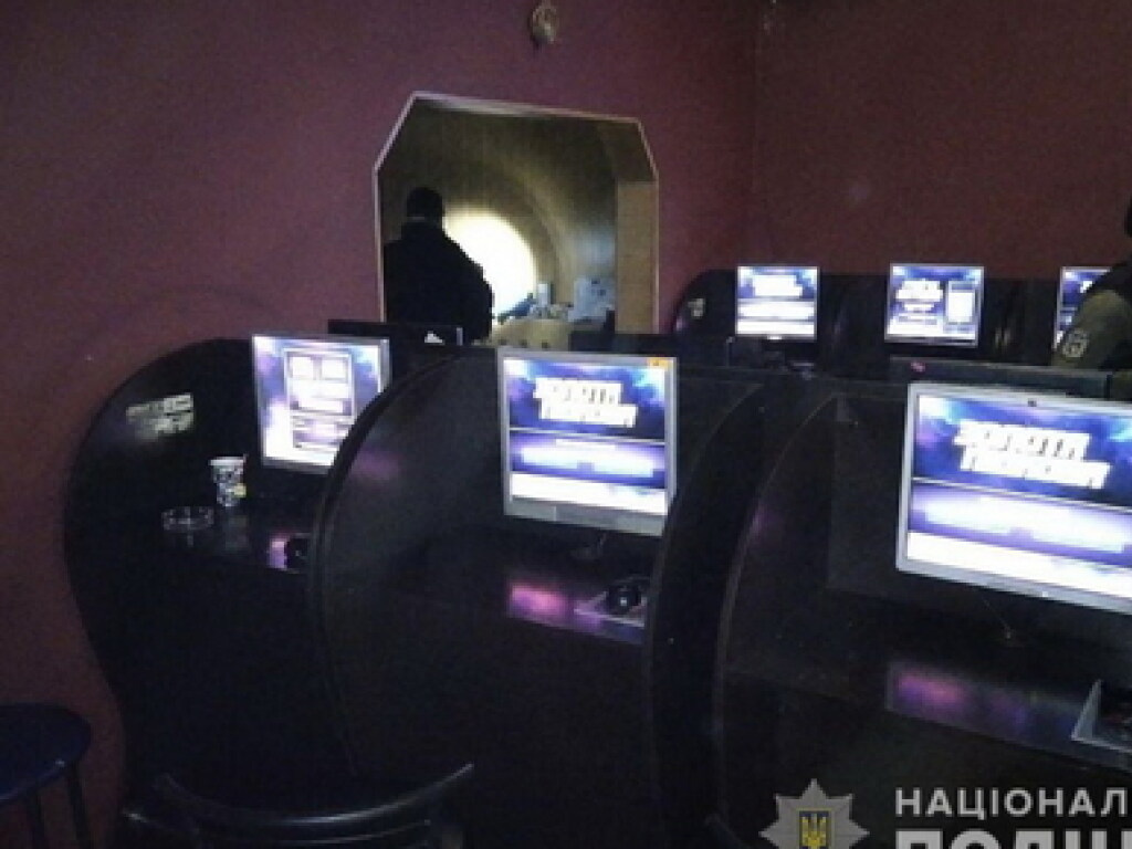 В Житомире полиция застала клиентов в дважды закрытом подпольном игорном заведении (ФОТО)