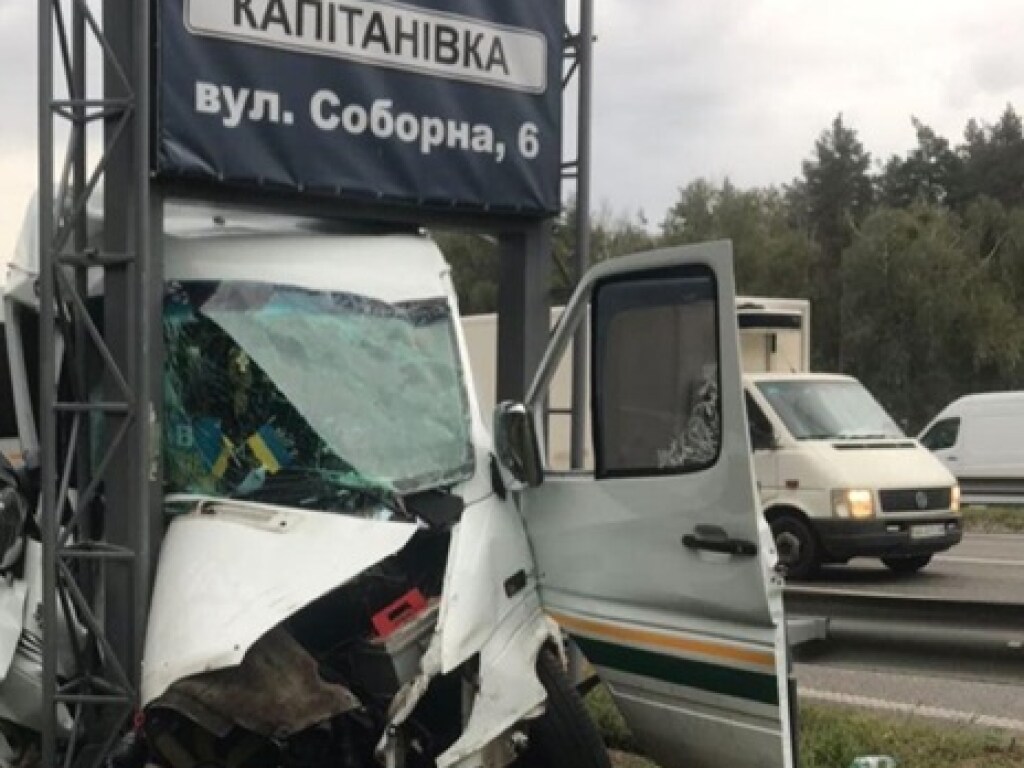 Пострадали 10 человек: на Житомирской трассе водитель маршрутки врезался в рекламный щит (ФОТО)