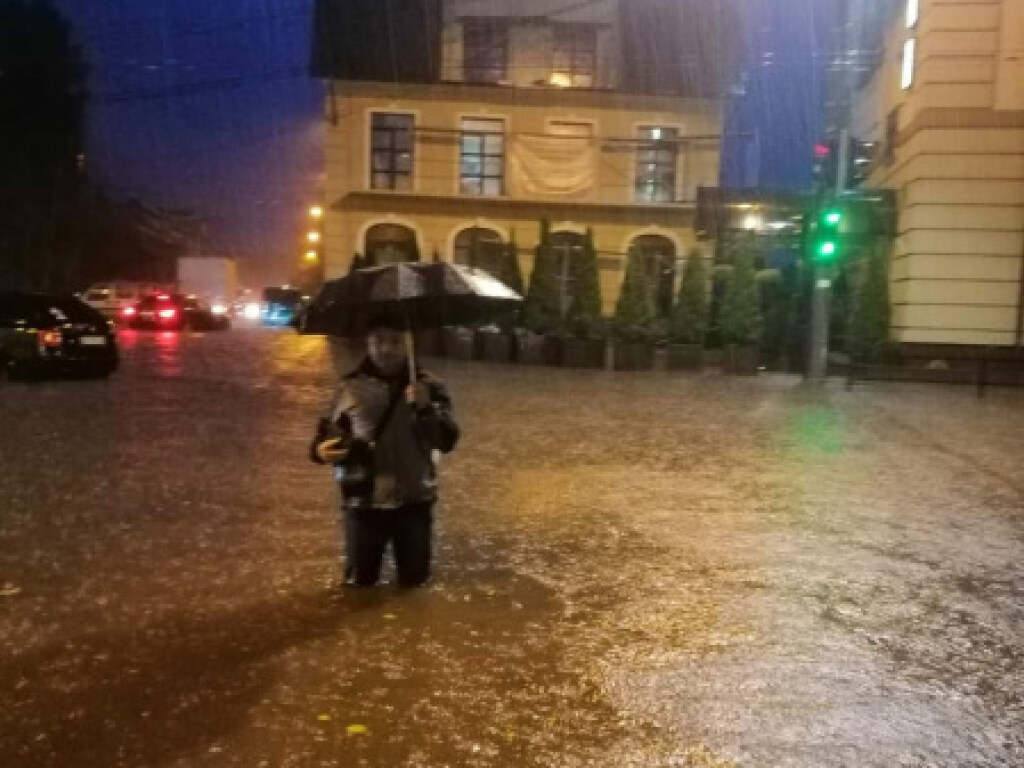 В Тернополе прошел сильнейший ливень: воды по колено (ФОТО, ВИДЕО)