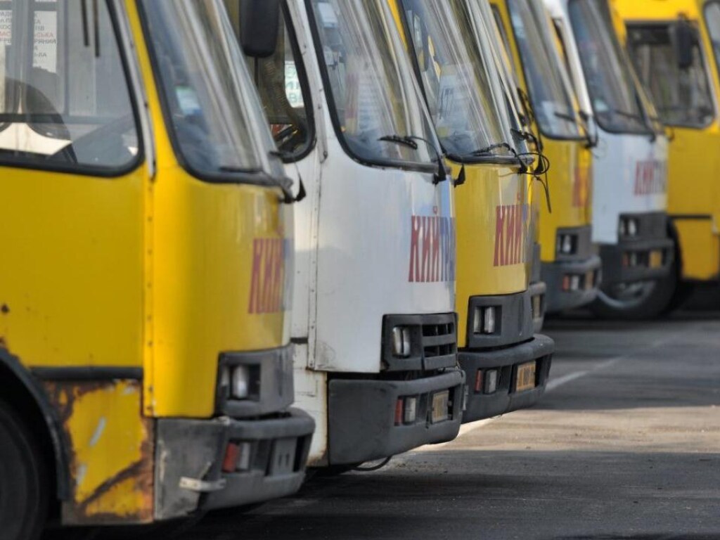 «Потом говорят, что у них тормоза отказали»: В Киеве водитель маршрутки ехал на красный свет (ВИДЕО)