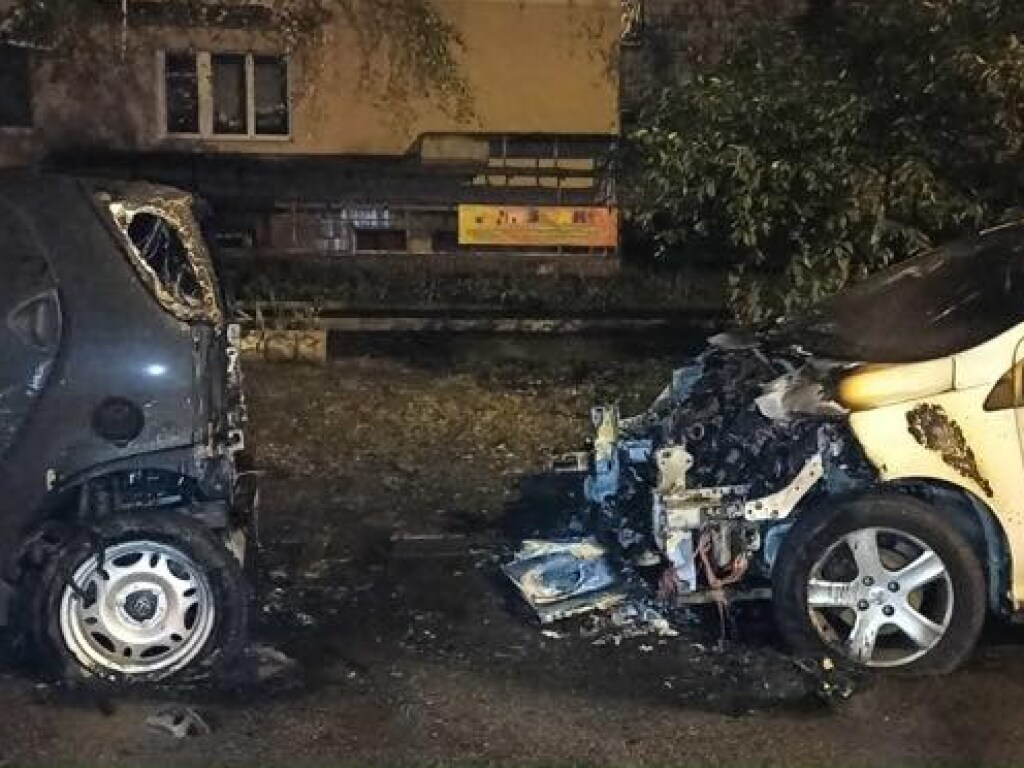 На Позняках в Киеве неизвестный сжег два автомобиля, принадлежащие одному человеку (ФОТО)