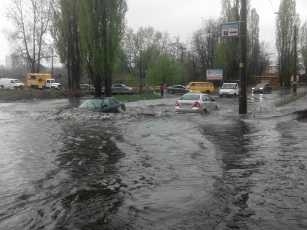 Мощный ливень превратил Киев в бурлящую «реку» (ВИДЕО)