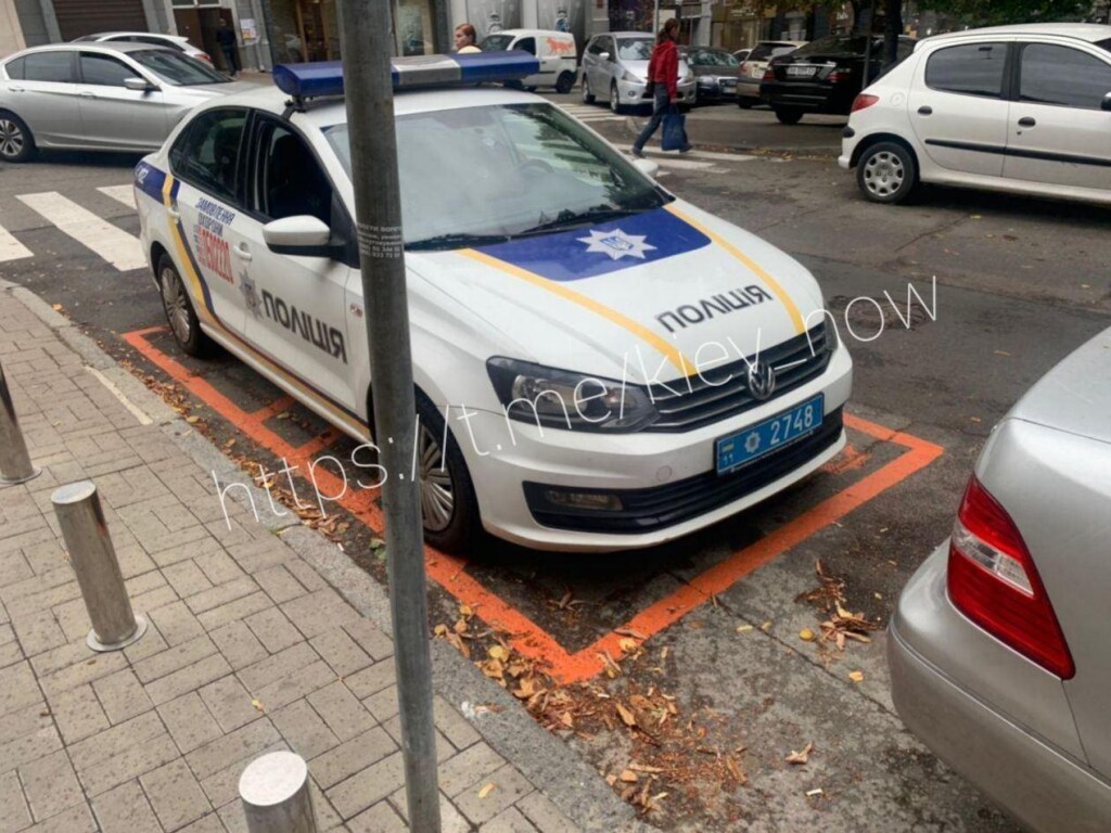 «Место для любителей штрафов»: в Киеве полицейские отличились на парковке (ФОТО)