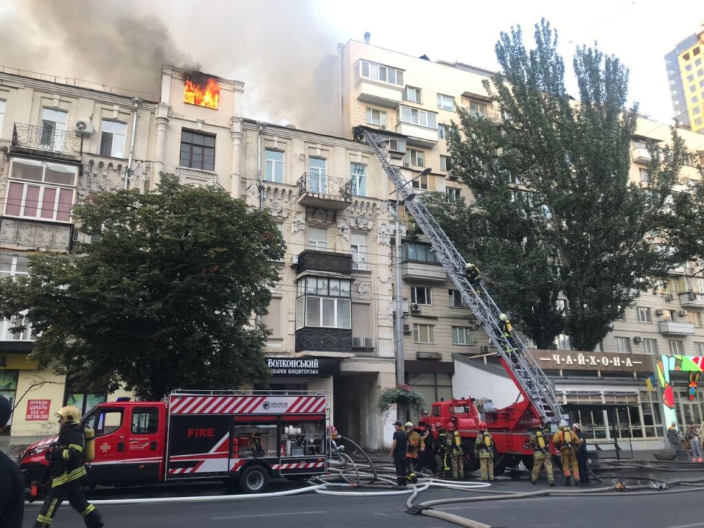 Дом в центре Киева, где сгорела крыша 2 месяца назад, заливает дождем: ремонт жильцам так и не сделали (ФОТО, ВИДЕО)