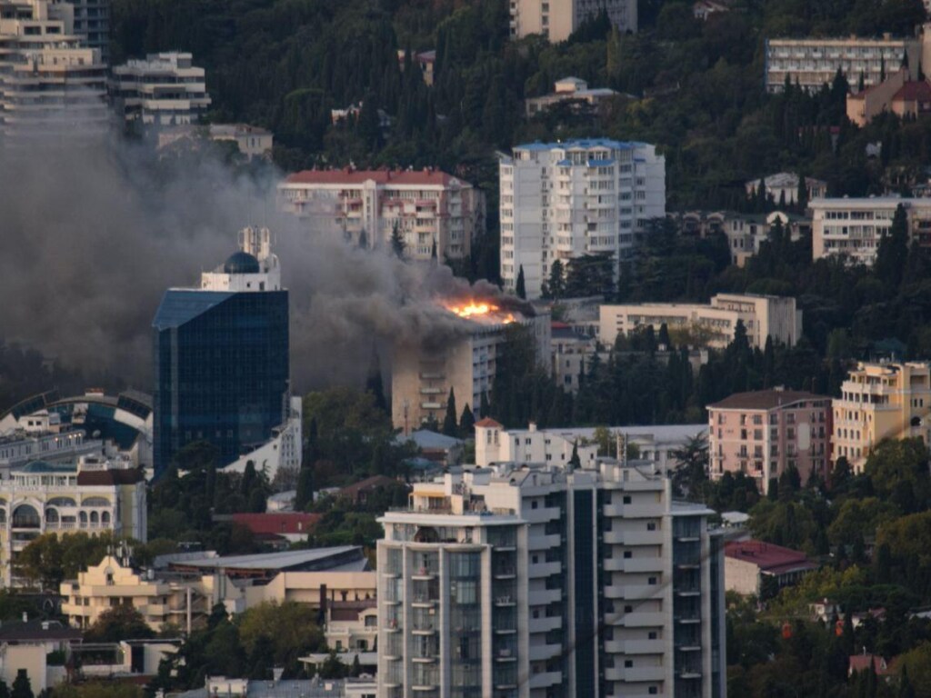 В Крыму произошел масштабный пожар в военном санатории (ФОТО, ВИДЕО)