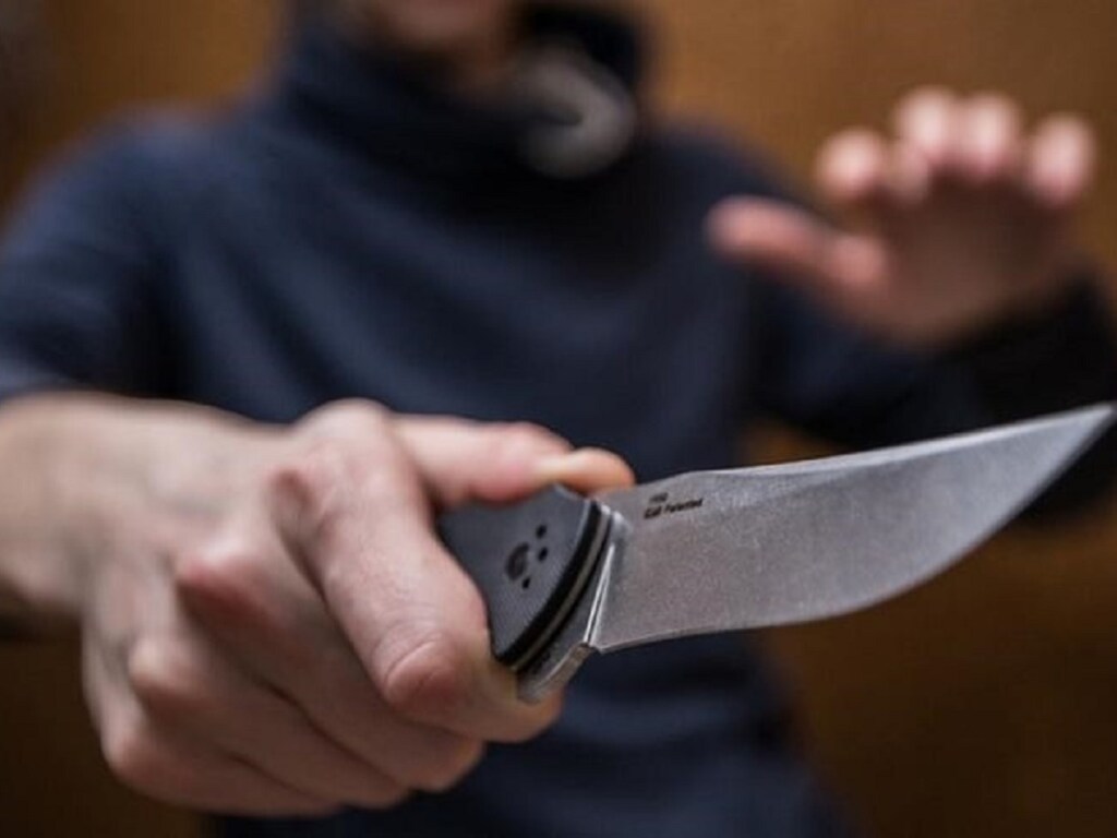 Под Днепром парень напал с ножом на полицейского: мужчина получил ранение в живот