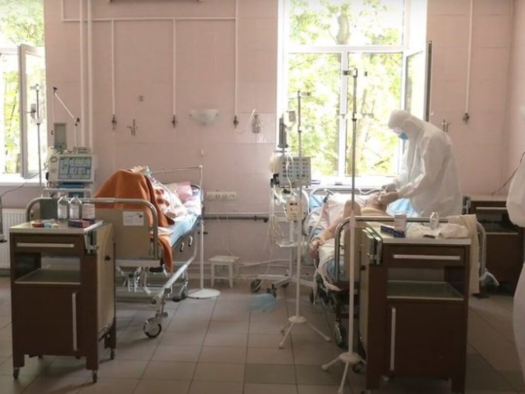 В Харькове переполнены больницы: инфицированных COVID-19 размещают в холлах и коридорах (ФОТО)