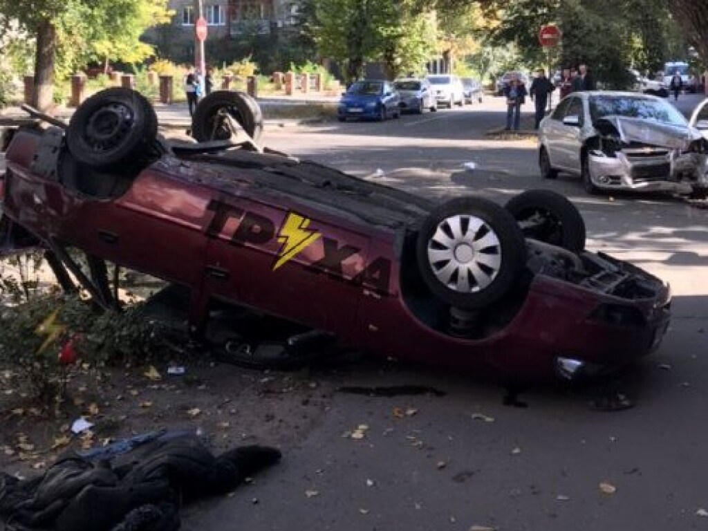 В центре Харькова перевернулся автомобиль: водителя забрала «скорая» (ФОТО)