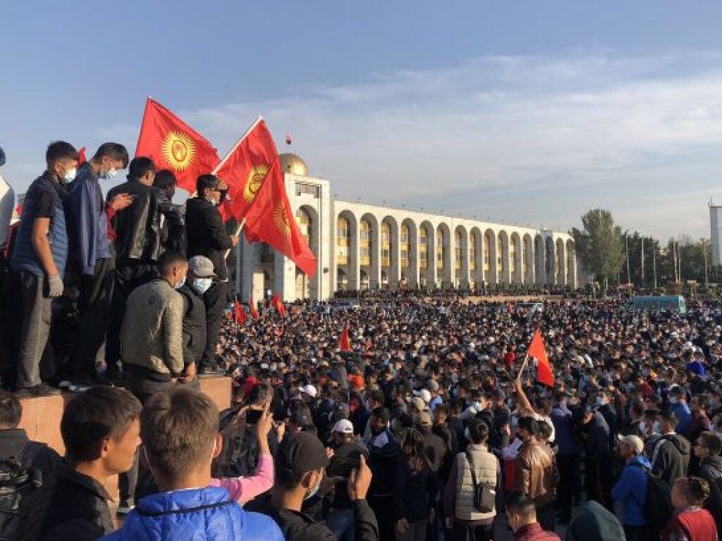 В центре Бишкека возобновились массовые столкновения