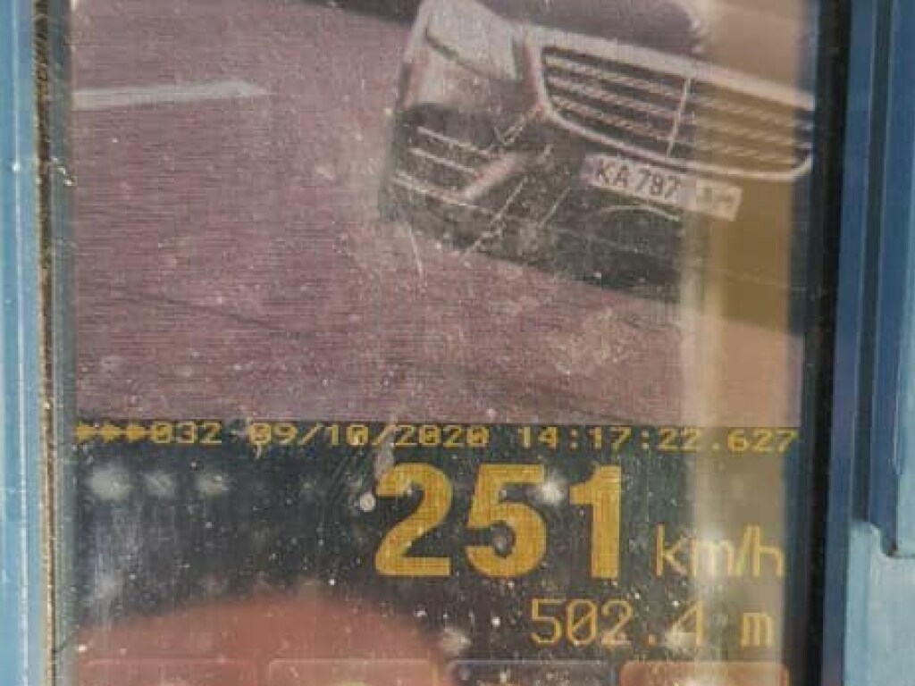На трассе Киев – Одесса полиция зафиксировала бесстрашного лихача на черном Mercedes (ФОТО)