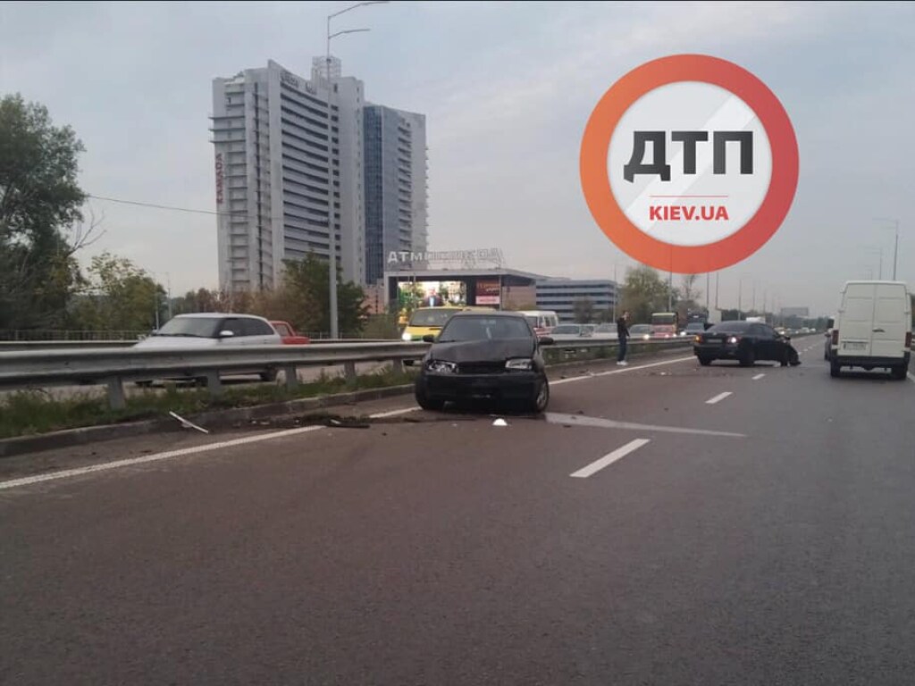На Теремках в Киеве из-за ДТП движение на дороге было затруднено (ФОТО)