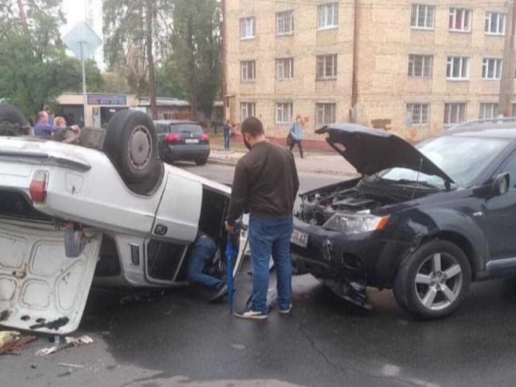 На Новой Дарнице в Киеве «Волга» от удара Mitsubishi перевернулась на крышу (ФОТО)