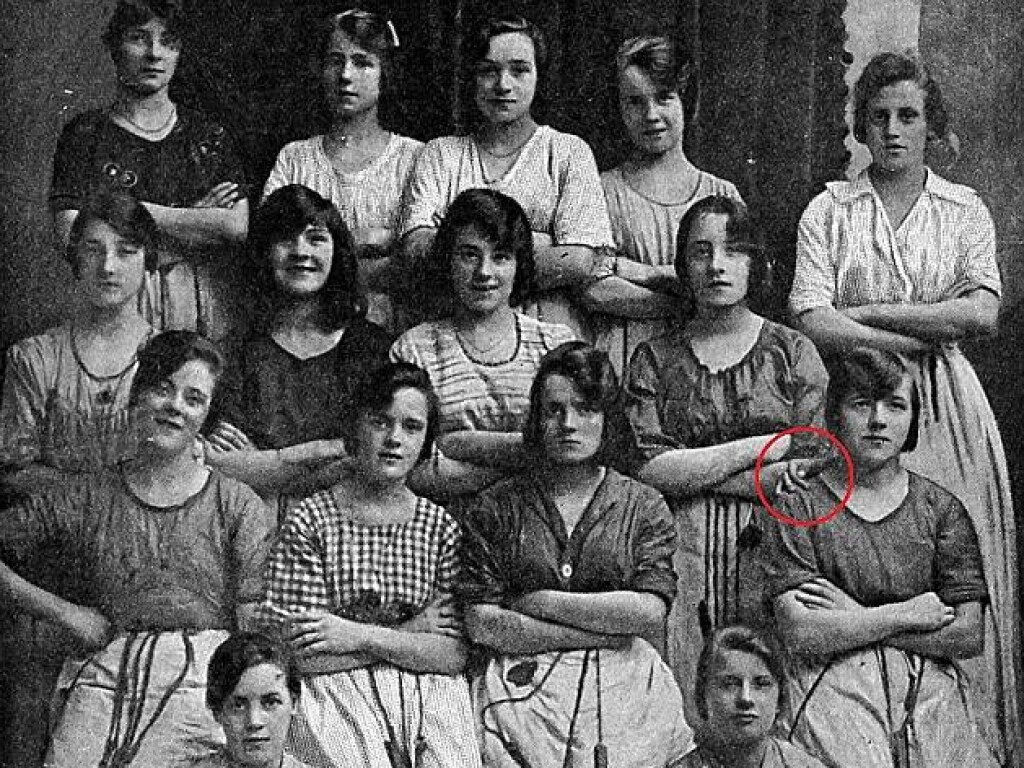 Таинственная рука на снимке 1900 года стала причиной споров (ФОТО)