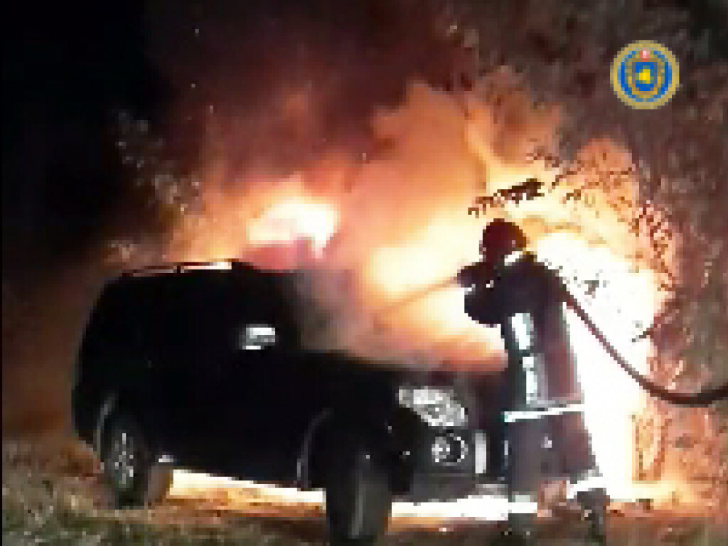 Ночью в Черкассах на парковке сгорел автомобиль Mitsubishi (ФОТО)