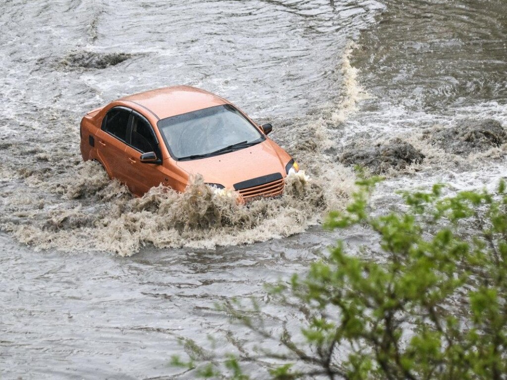 Мощный ливень затопил дороги в Черновцах (ФОТО, ВИДЕО)