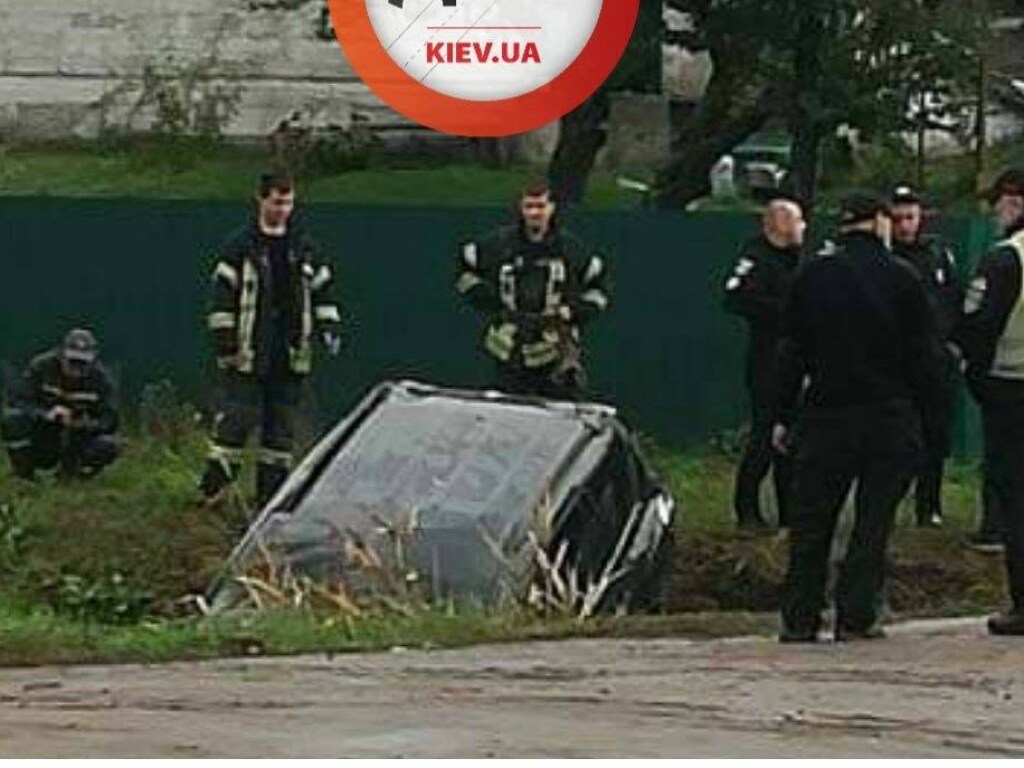 Под Киевом внедорожник оказался в земленной яме (ФОТО)