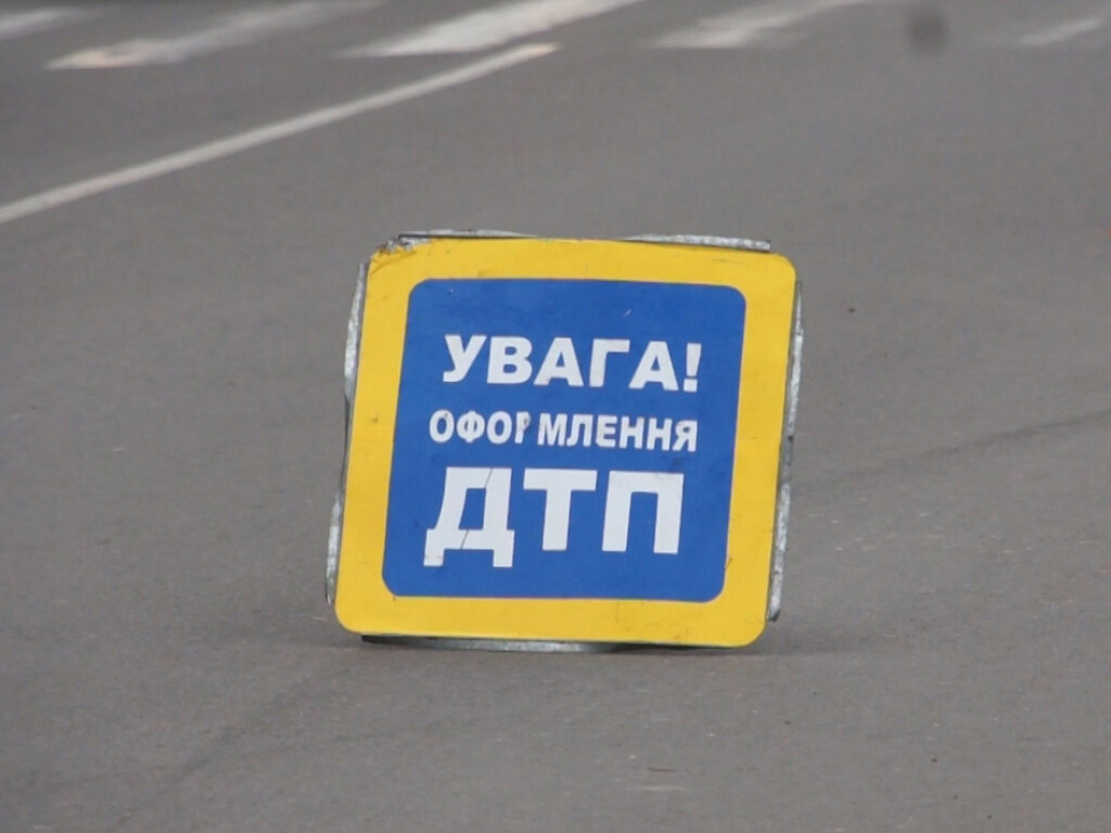 Серьезная авария под Киевом: внедорожник врезался в отбойник (ВИДЕО)