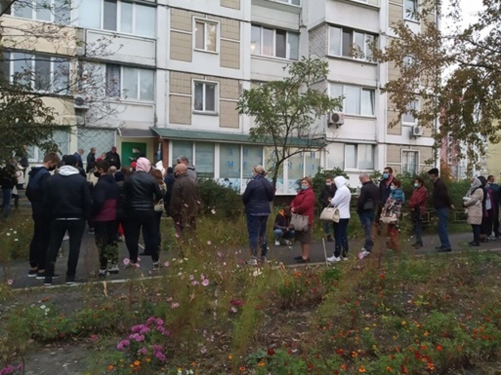 В Киеве увидели огромные очереди из желающих сдать тест на коронавирус (ФОТО)