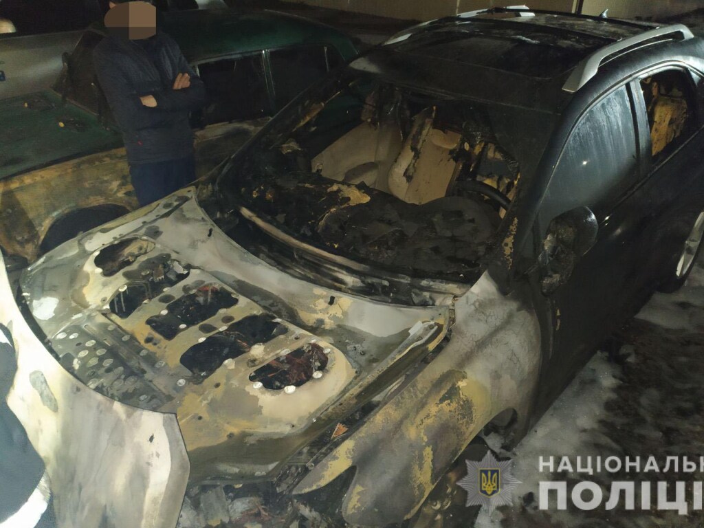 Неизвестные сожгли Lexus кандидата в мэры Лозовой (ФОТО)